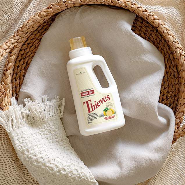 Thieves Laundry Soap gently and naturally washes your clothes, cleaning them without leaving behind any harsh chemical or synthetic residue. Fabrics come out of the washer clean with a pleasant citrus aroma, thanks to 100 percent pure Thieves, Jade Lemon and Bergamot essential oils.