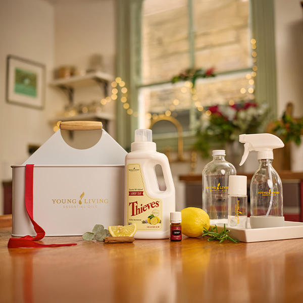 Set Limpieza Thieves Young Living con cesta metálica, frascos de cristal y productos ecológicos